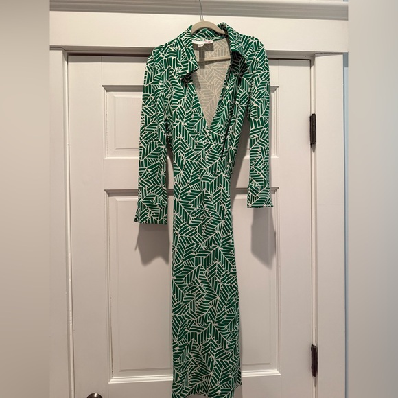 Dian Von Furstenburg Vintage Wrap Dress 100% silk green and white sz 2 - Picture 1 of 3